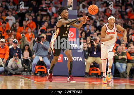 Syracuse, New York, États-Unis. 23 janvier 2024. Lors du match de basket-ball de conférence ACC entre l'Université de Syracuse et l'Université d'État de Floride, l'attaquant de l'État de Floride JAMIR WATKINS (2 ans) passe le ballon sur le terrain au cours de la seconde moitié du match qui s'est tenu au JMA Wireless Dome sur le campus de l'Université de Syracuse. (Image de crédit : © Scott Rausenberger/ZUMA Press Wire) USAGE ÉDITORIAL SEULEMENT! Non destiné à UN USAGE commercial ! Banque D'Images