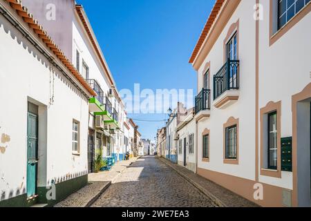 Jolie rue à Almodovar, région traditionnelle de l'Alentejo, Portugal Banque D'Images