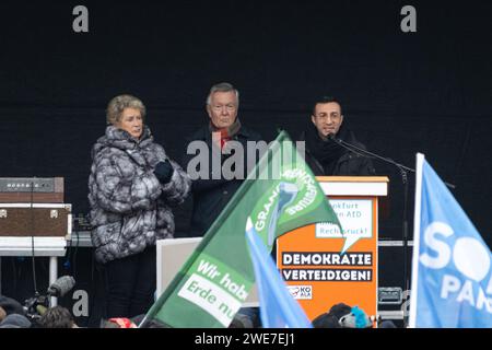 Vers 20, 000 personnes se sont rassemblées sur le Roemerberg à Francfort-sur-le-main le 20 janvier 2024 pour manifester contre l'AfD et l'extrémisme de droite Banque D'Images