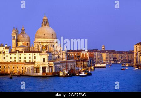 Église de Basilica di Santa Maria della Salute et du Canal Grande, Venise, Italie Banque D'Images