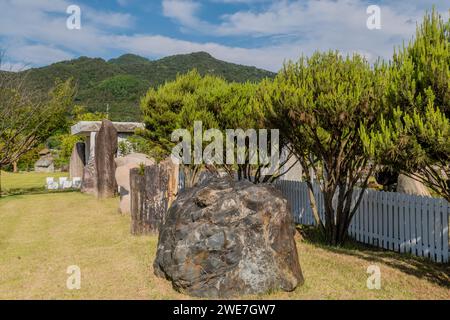 Rocher de granit et grande section de tronc d'arbre pétrifié dans le jardin de rocaille public à Gimcheon, Corée du Sud Banque D'Images