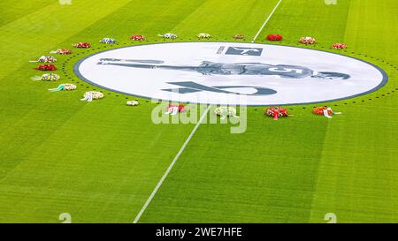 Bannière avec Franz Beckenbauer et couronnes de fleurs, service funéraire du FC Bayern Munich pour Franz Beckenbauer, Allianz Arena, Froettmaning, Munich Banque D'Images