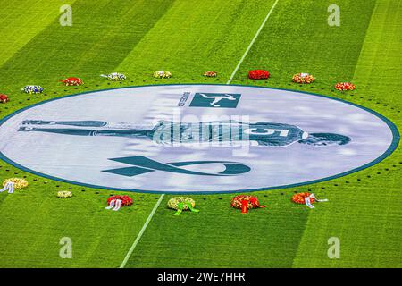 Bannière avec Franz Beckenbauer et couronnes de fleurs, service funéraire du FC Bayern Munich pour Franz Beckenbauer, Allianz Arena, Froettmaning, Munich Banque D'Images
