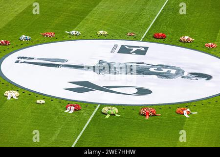 Bannière avec Franz Beckenbauer et couronnes de fleurs, service funéraire du FC Bayern Munich pour Franz Beckenbauer, Allianz Arena, Froettmaning, Munich Banque D'Images