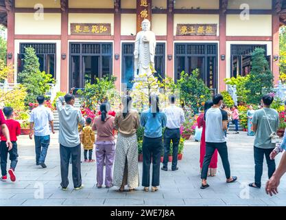 Printemps atmosphère animée au temple de prier avec les pèlerins pour la paix comme cette encens traditions ethniques le jour de l'an à Ho Chi Minh ville, Vietnam Banque D'Images