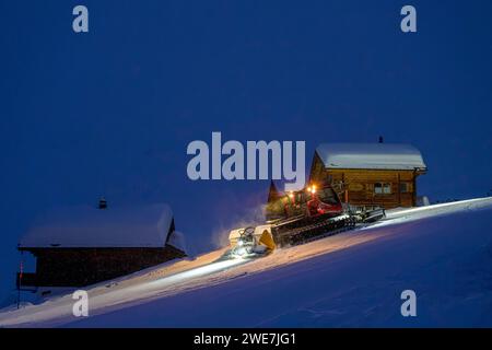 PistenBully la nuit, toilettage des neiges, Belalp, Naters, Brig, canton Valais, Suisse Banque D'Images