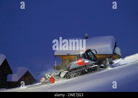 PistenBully la nuit, toilettage des neiges, Belalp, Naters, Brig, canton Valais, Suisse Banque D'Images