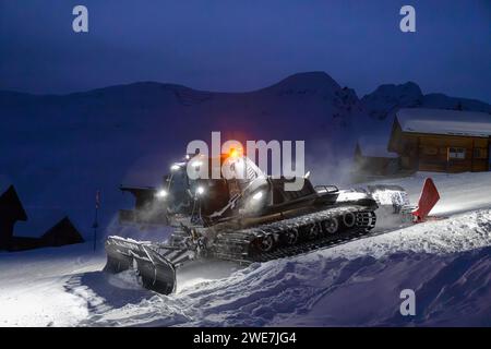 PistenBully la nuit, toilettage des neiges, Belalp, Naters, Brig, canton Valais, Suisse Banque D'Images