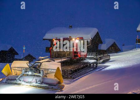 PistenBully la nuit, toilettage des neiges, Belalp, Naters, Brig, canton Valais, Suisse Banque D'Images