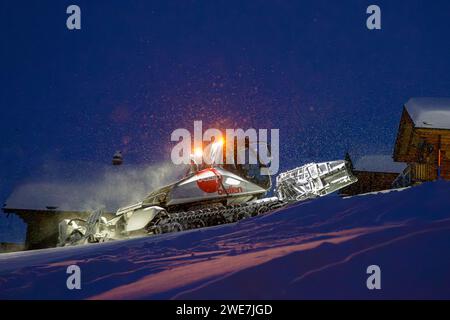 PistenBully la nuit, toilettage des neiges, Belalp, Naters, Brig, canton Valais, Suisse Banque D'Images