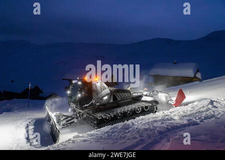 PistenBully la nuit, toilettage des neiges, Belalp, Naters, Brig, canton Valais, Suisse Banque D'Images