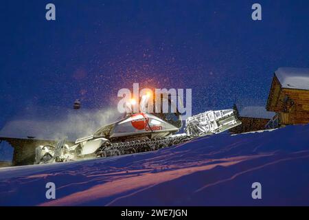 PistenBully la nuit, toilettage des neiges, Belalp, Naters, Brig, canton Valais, Suisse Banque D'Images