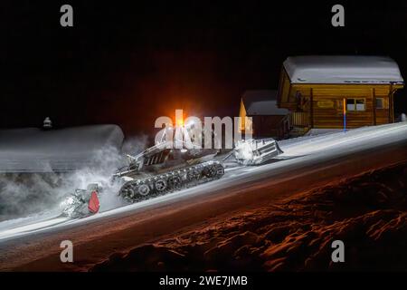 PistenBully la nuit, toilettage des neiges, Belalp, Naters, Brig, canton Valais, Suisse Banque D'Images