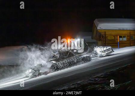 PistenBully la nuit, toilettage des neiges, Belalp, Naters, Brig, canton Valais, Suisse Banque D'Images