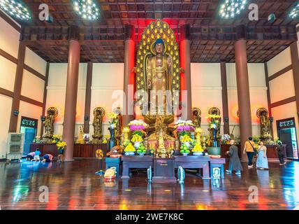 Printemps atmosphère animée au temple de prier avec les pèlerins pour la paix comme cette encens traditions ethniques le jour de l'an à Ho Chi Minh ville, Vietnam Banque D'Images