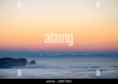 Mer de brouillard avec des pics Dolomites en arrière-plan à l'heure bleue, Corvara, Dolomites, Italie Banque D'Images