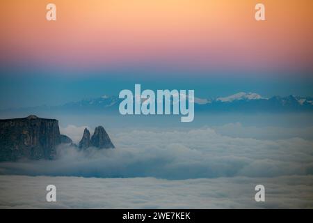 Mer de brouillard avec des pics Dolomites en arrière-plan à l'heure bleue, Corvara, Dolomites, Italie Banque D'Images