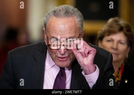 Chuck Schumer (démocrate de New York), leader de la majorité au Sénat des États-Unis, prononce une allocution lors d'une conférence de presse à la suite du déjeuner politique démocrate du Sénat dans le couloir de l'horloge de l'Ohio au Capitole des États-Unis à Washington, DC, le mardi 23 janvier 2024. Crédit : Rod Lamkey/CNP Banque D'Images