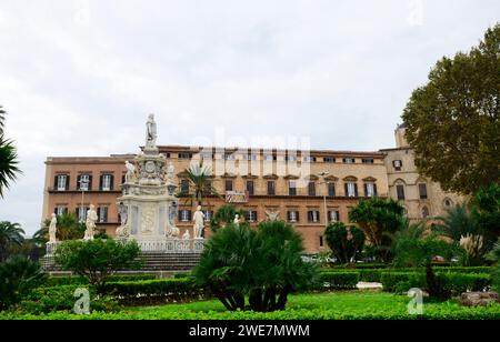 Fontaine du Teatro Marmoreo avec Palazzo dei Normanni en arrière-plan, Piazza della Vittoria, Palerme, Sicile, Italie. Banque D'Images