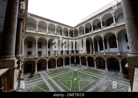 La cour intérieure du Palazzo dei Normanni à Palerme, Sicile, Italie. Banque D'Images