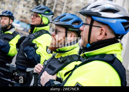 Employés de l'escadron de vélo du bureau de l'ordre public. L'escadron de vélo du bureau de l'ordre public à Mitte dispose d'une flotte de 20 vélos à Banque D'Images