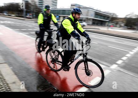Employés de l'escadron de vélo du bureau de l'ordre public avec leurs vélos dans une rue. L'escadron de vélo du bureau de l'ordre public à Mitte Banque D'Images