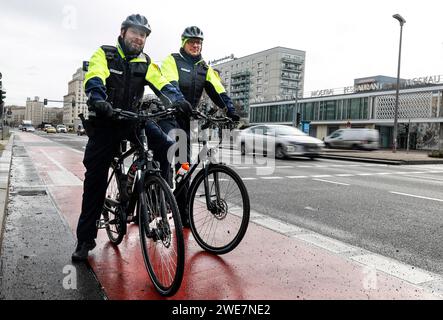 Employés de l'escadron de vélo du bureau de l'ordre public avec leurs vélos dans une rue. L'escadron de vélo du bureau de l'ordre public à Mitte Banque D'Images