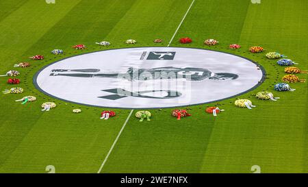 Bannière avec Franz Beckenbauer et couronnes de fleurs, service funéraire du FC Bayern Munich pour Franz Beckenbauer, Allianz Arena, Froettmaning, Munich Banque D'Images