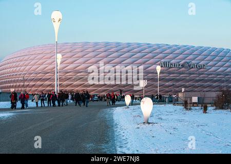 Les pleureurs sur le chemin du retour, derrière eux l'Allianz Arena dans la lumière du soir, le service funéraire du FC Bayern Munich pour Franz Beckenbauer, Allianz Banque D'Images