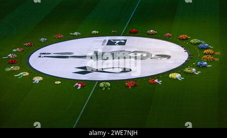 Bannière avec Franz Beckenbauer et couronnes de fleurs, service funéraire du FC Bayern Munich pour Franz Beckenbauer, Allianz Arena, Froettmaning, Munich Banque D'Images