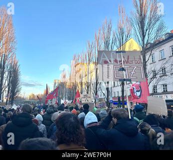 Signez l'interdiction de l'AFD maintenant, foule à la manifestation contre l'extrémisme de droite sur Leopoldstrasse à Munich, protestation contre l'AFD, Munich, Bavière Banque D'Images