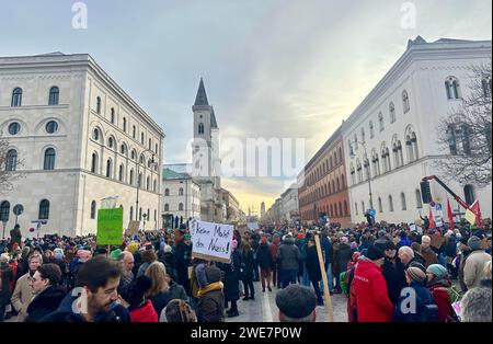 Foule à la manifestation contre l'extrémisme de droite sur Ludwigsstrasse à Munich, manifestation contre l'AFD, Munich, Bavière, Allemagne Banque D'Images