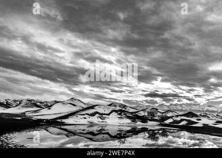 KARAMAY, CHIAN - 25 JANVIER 2023 - les touristes regardent le paysage de neige de la montagne Tianshan le long de la route provinciale Xinjiang S?101 à Karamay, au nord de la ville Banque D'Images