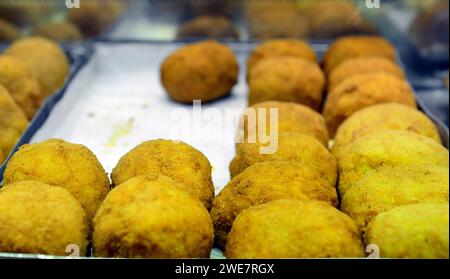 Le bar Touring sert des en-cas et des bonbons siciliens. Palerme, Sicile, Italie. Banque D'Images