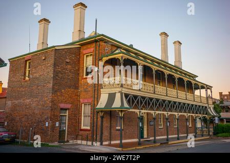 Le NSW Crown Land Trade and Investment Building à Armidale, nouvelle-galles du Sud, australie la nuit Banque D'Images