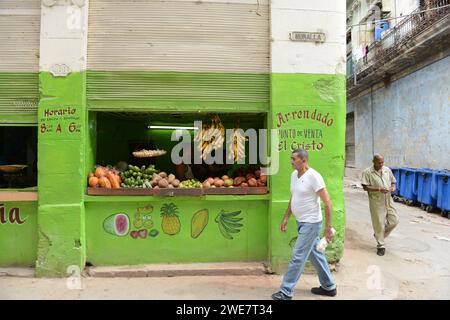 Un magasin de fruits et légumes coloré sur la rue Muralla dans la vieille Havane, Cuba. Banque D'Images