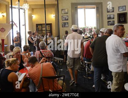 Les touristes et les habitants ont un bon moment dans le bar à cocktails Floridita à la Havane, Cuba. Banque D'Images