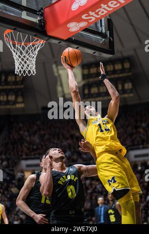 West Lafayette, Indiana, États-Unis. 23 janvier 2024. OLIVER NKAMHOUA (13 ans) du Michigan avec un tir lors du match de basket-ball NCAA menÃs entre les Michigan Wolverines et les Purdue Boilermakers, mardi 23 janvier 2024, à Mackey Arena à West Lafayette, Ind. (Image de crédit : © David Wegiel/ZUMA Press Wire) USAGE ÉDITORIAL SEULEMENT! Non destiné à UN USAGE commercial ! Banque D'Images