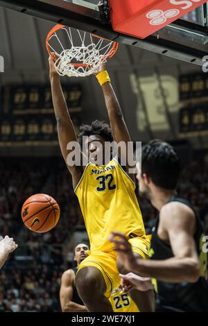 West Lafayette, Indiana, États-Unis. 23 janvier 2024. Michigan Wolverines attaquant TARRIS REED JR (32) avec un dunk lors du match de basket-ball NCAA menÃs entre les Michigan Wolverines et les Purdue Boilermakers, mardi 23 janvier 2024, à Mackey Arena à West Lafayette, Ind. (Image de crédit : © David Wegiel/ZUMA Press Wire) USAGE ÉDITORIAL SEULEMENT! Non destiné à UN USAGE commercial ! Banque D'Images