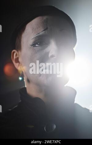 Portrait spectaculaire en gros plan d'un artiste mime triste jouant sur scène avec contre-jour Banque D'Images