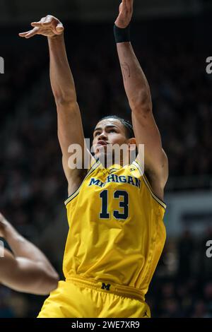 West Lafayette, Indiana, États-Unis. 23 janvier 2024. OLIVER NKAMHOUA (13 ans) du Michigan avec un tir lors du match de basket-ball NCAA menÃs entre les Michigan Wolverines et les Purdue Boilermakers, mardi 23 janvier 2024, à Mackey Arena à West Lafayette, Ind. (Image de crédit : © David Wegiel/ZUMA Press Wire) USAGE ÉDITORIAL SEULEMENT! Non destiné à UN USAGE commercial ! Banque D'Images