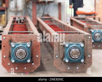 Samut Prakan, Thaïlande - 21 mai 2018 : roulements à billes Asahi Seiko à l'extrémité d'un arbre d'entraînement de convoyeurs à vis lors de la fabrication dans un industriel Banque D'Images