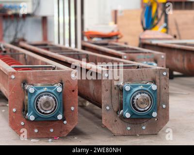 Samut Prakan, Thaïlande - 21 mai 2018 : roulements à billes Asahi Seiko à l'extrémité d'un arbre d'entraînement de convoyeurs à vis lors de la fabrication dans un industriel Banque D'Images