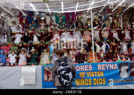 Mexico, Mexique. 23 janvier 2024. 23 janvier 2024, Mexico, Mexique : les magasins vendent Dieu enfant avec des costumes avec des thèmes divers avant le Festival Candelaria sur la place Dieu enfant à Mexico. Le 23 janvier 2024 à Mexico, Mexique (photo de Luis Barron/Eyepix Group/Sipa USA). Crédit : SIPA USA/Alamy Live News Banque D'Images