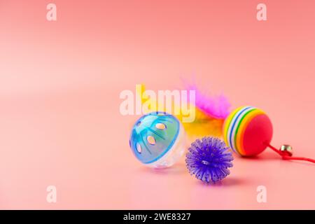Jouets pour animaux de compagnie sur fond rose photo studio Banque D'Images