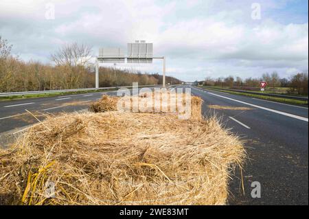 Montauban, France. 23 janvier 2024. Balles de paille au premier plan sur l'autoroute déserte A20. La FNSEA et les jeunes agriculteurs du Tarn-et-Garonne rassemblent et bloquent à Montauban l'autoroute A20. France, Golfech 23 janvier 2024. Photo de Patricia Huchot-Boissier/ABACAPRESS.COM crédit : Abaca Press/Alamy Live News Banque D'Images