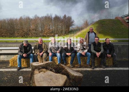 Montauban, France. 23 janvier 2024. Fermiers en colère de la FNSEA en Tarn-et-Garonne, sur l'A20. La FNSEA et les jeunes agriculteurs du Tarn-et-Garonne rassemblent et bloquent à Montauban l'autoroute A20. France, Golfech 23 janvier 2024. Photo de Patricia Huchot-Boissier/ABACAPRESS.COM crédit : Abaca Press/Alamy Live News Banque D'Images