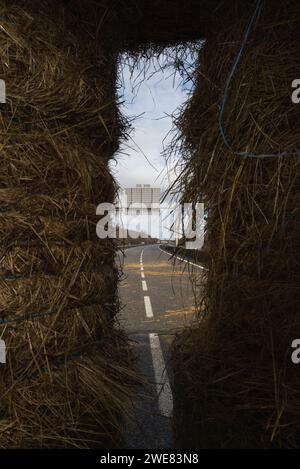 Montauban, France. 23 janvier 2024. L'A20 déserta dans une ouverture entourée de balles de paille. La FNSEA et les jeunes agriculteurs du Tarn-et-Garonne rassemblent et bloquent à Montauban l'autoroute A20. France, Golfech 23 janvier 2024. Photo de Patricia Huchot-Boissier/ABACAPRESS.COM crédit : Abaca Press/Alamy Live News Banque D'Images