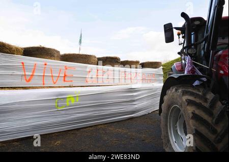 Montauban, France. 23 janvier 2024. Une bannière avec une étiquette, vive les paysans. Avec un tracteur. La FNSEA et les jeunes agriculteurs du Tarn-et-Garonne rassemblent et bloquent à Montauban l'autoroute A20. France, Golfech 23 janvier 2024. Photo de Patricia Huchot-Boissier/ABACAPRESS.COM crédit : Abaca Press/Alamy Live News Banque D'Images