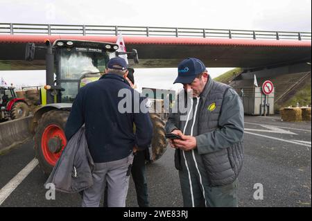 Montauban, France. 23 janvier 2024. Fermiers en colère de la FNSEA en Tarn-et-Garonne, sur l'A20. La FNSEA et les jeunes agriculteurs du Tarn-et-Garonne rassemblent et bloquent à Montauban l'autoroute A20. France, Golfech 23 janvier 2024. Photo de Patricia Huchot-Boissier/ABACAPRESS.COM crédit : Abaca Press/Alamy Live News Banque D'Images